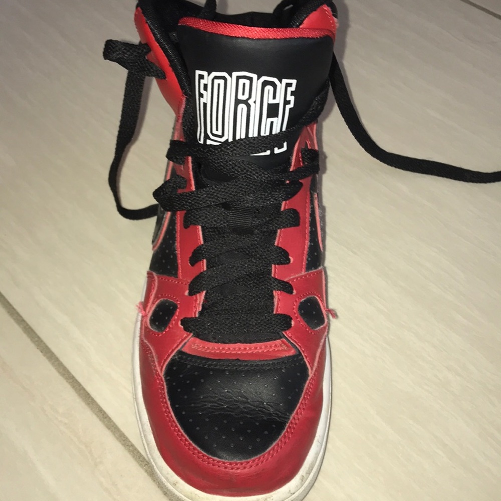 henry chadwicks nike black and red